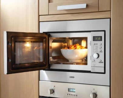 Микроволновая печь стала незаменимой на кухне.